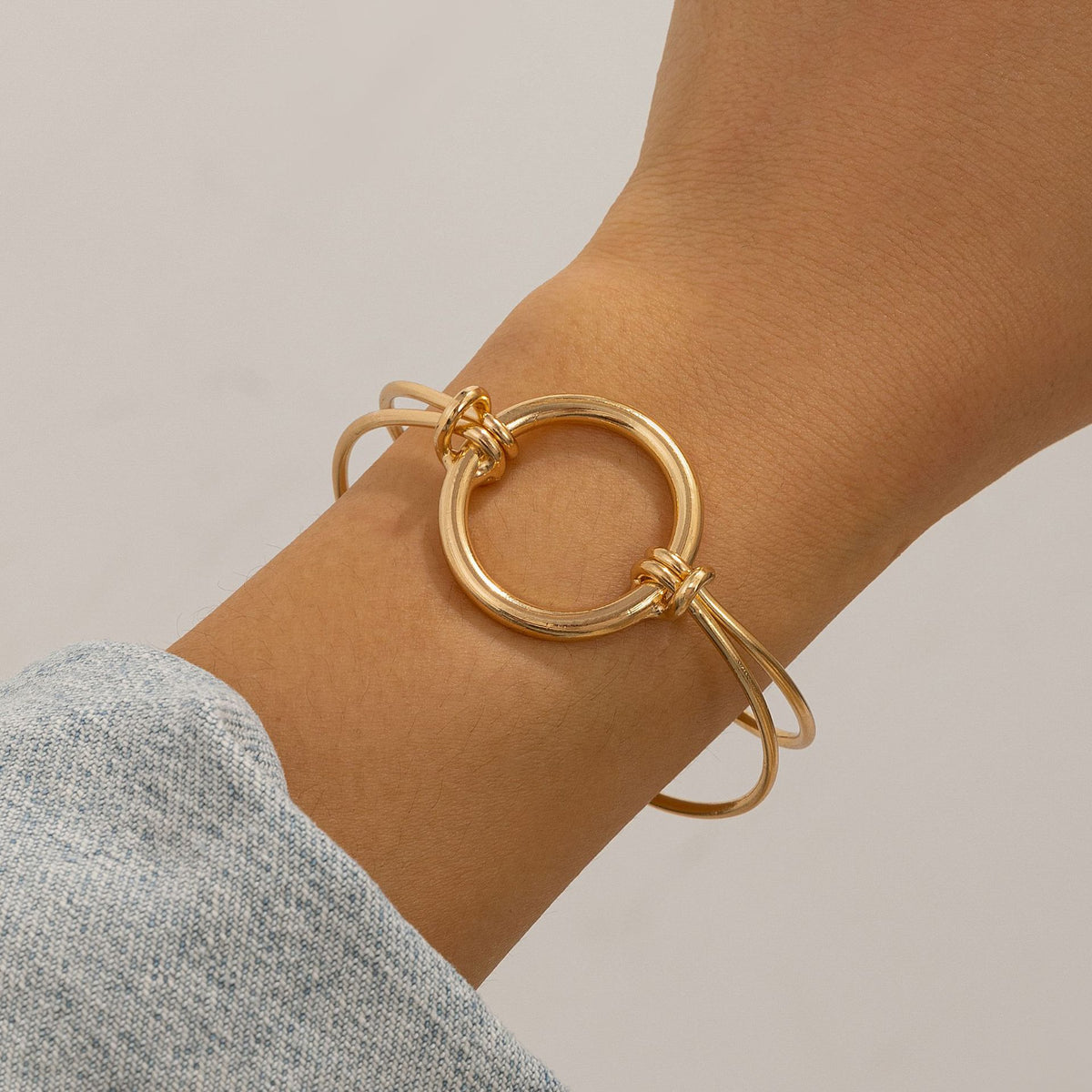 Bracelet ouvert double nœud ajouré, style commuter