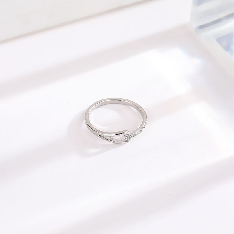 Bague ajourée allongée zircon, acier titane
