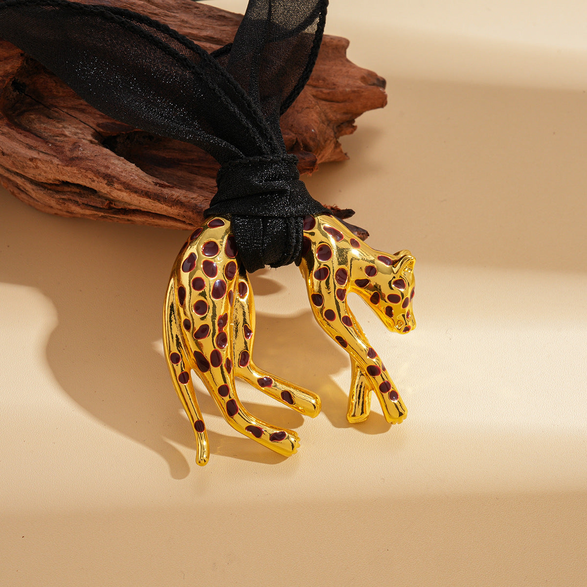 Collier pendentif léopard émaillé, maille