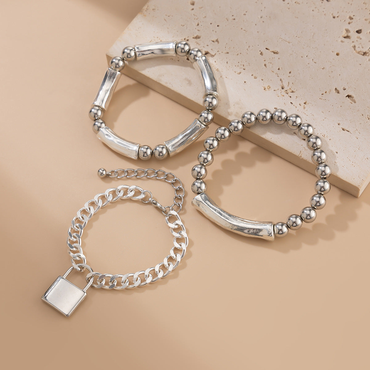 Set de bracelets perlés minimalistes, motif cœur ajouré