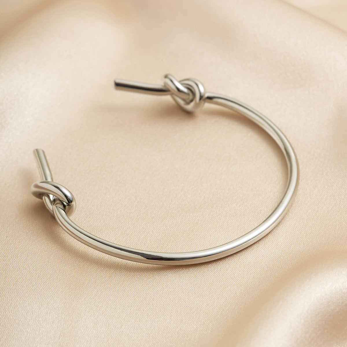 Bracelet ouvert double nœud ajouré, style commuter