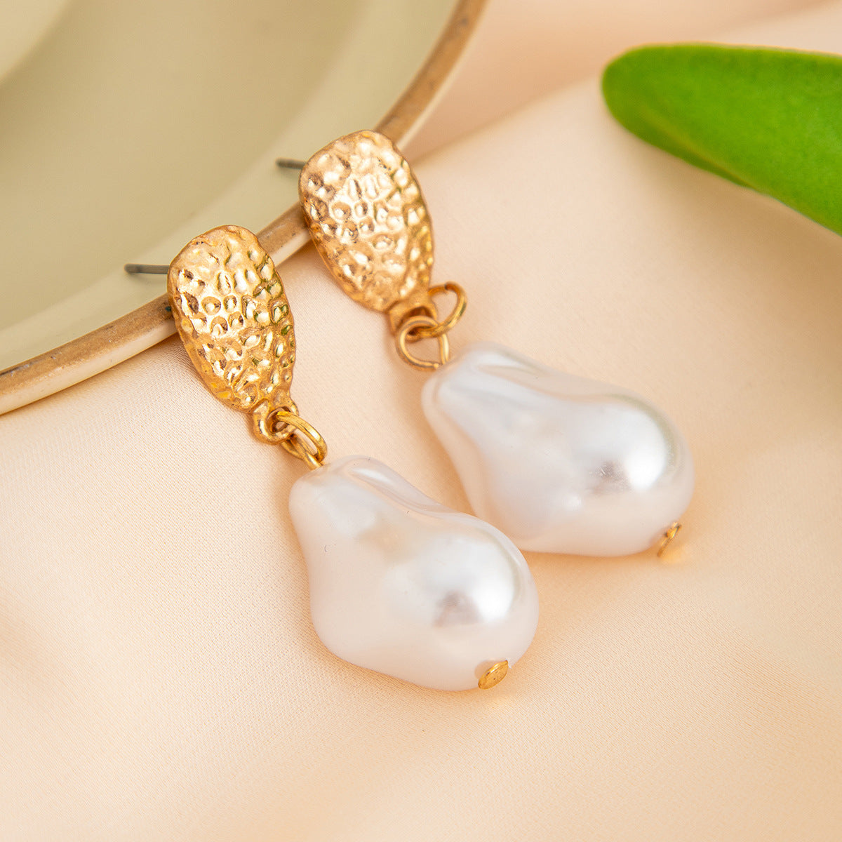 Boucles d'oreilles pendantes perle baroque, style rétro français