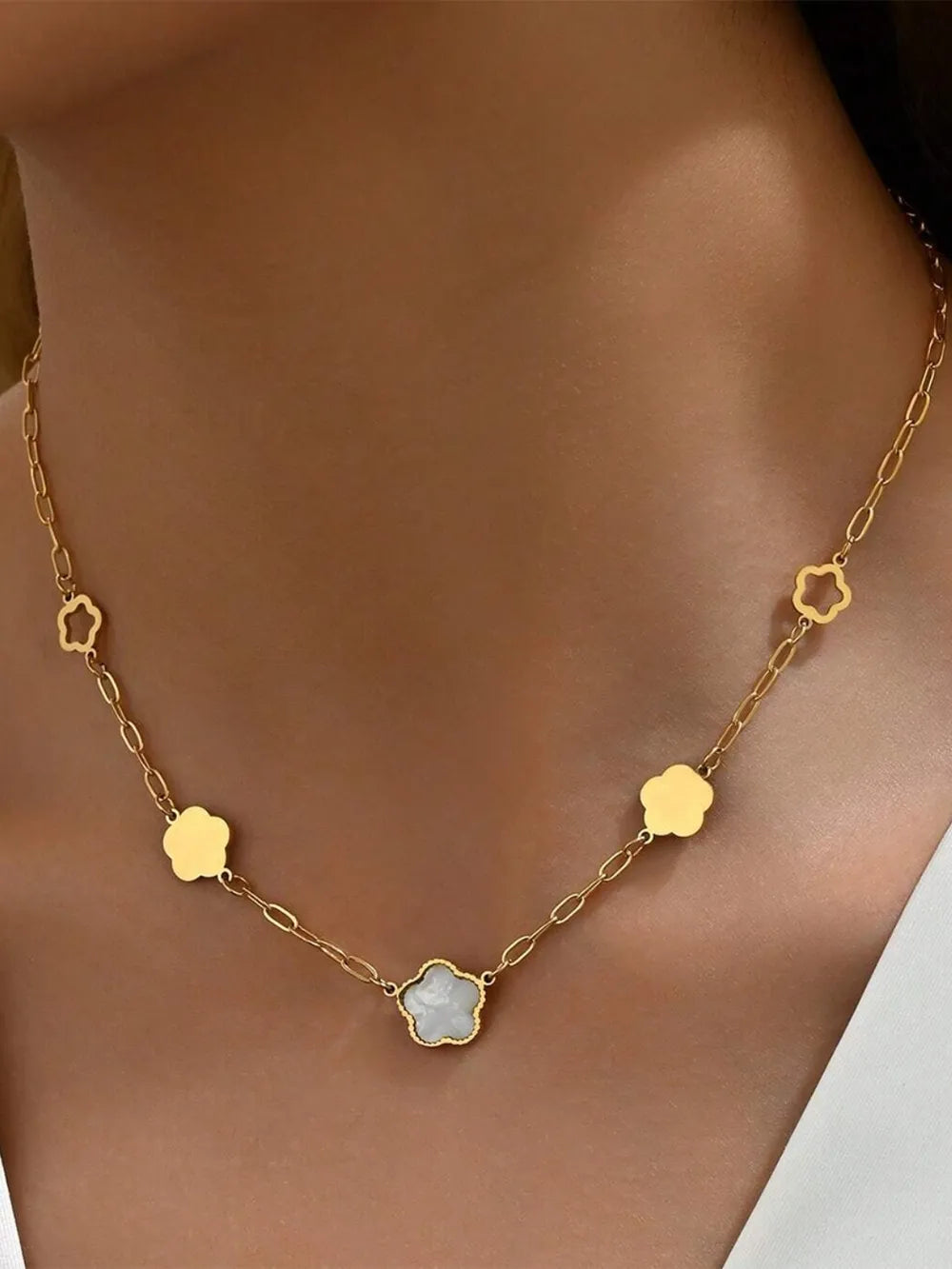 Collier fleur nacre blanche, acier inoxydable