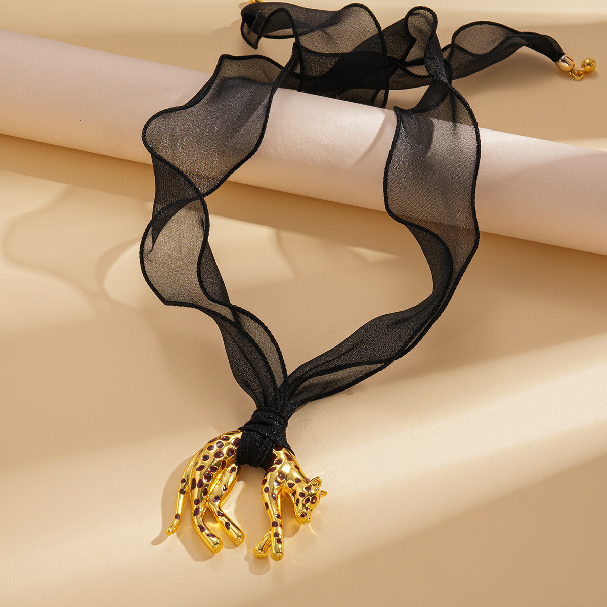 Collier pendentif léopard émaillé, maille
