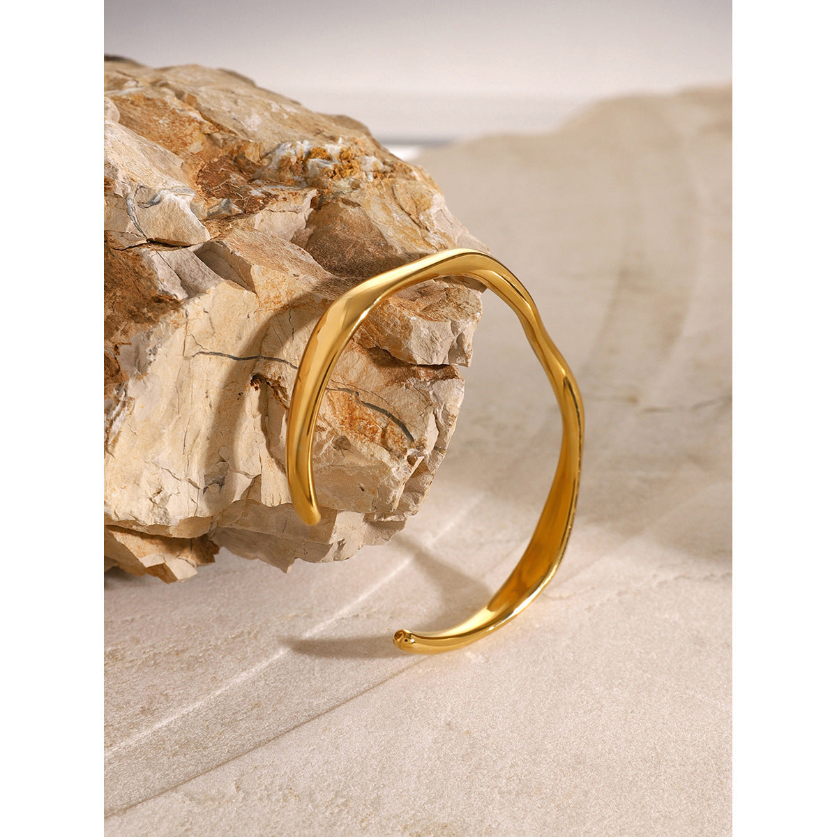 Bracelet jonc ondulé fin, plaqué or 18 carats, acier titane