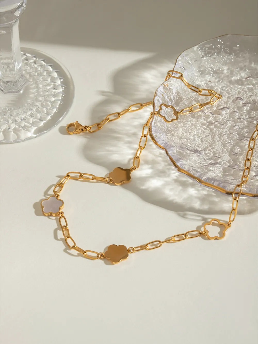 Collier fleur nacre blanche, acier inoxydable