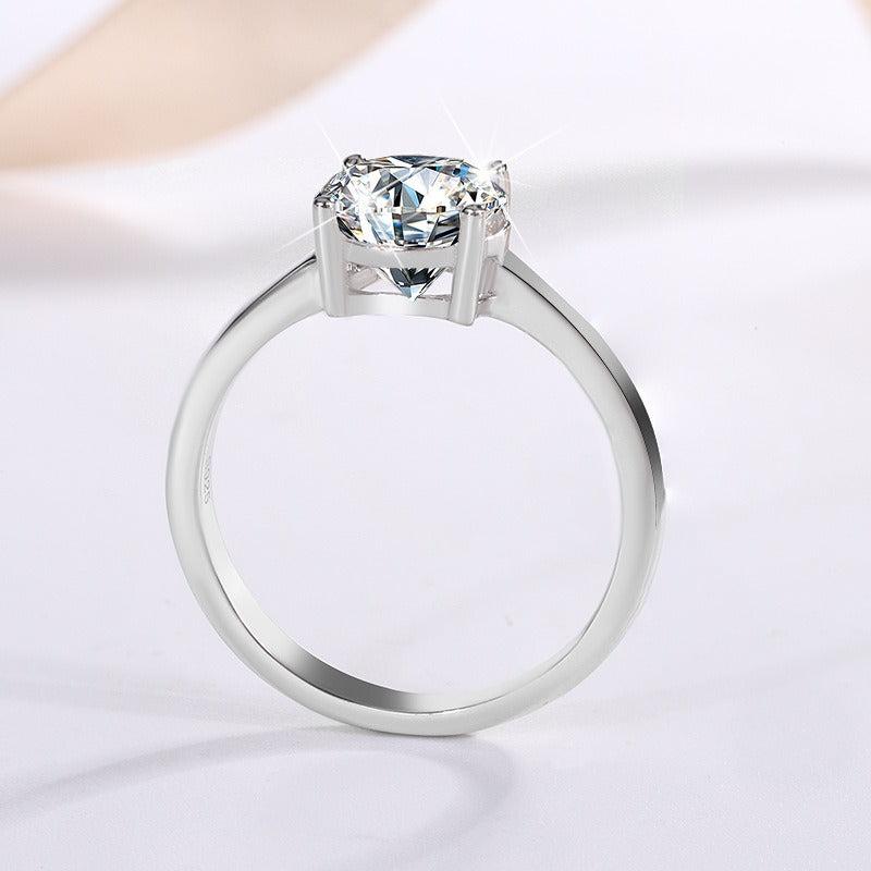 Bague moissanite taille princesse, design épuré