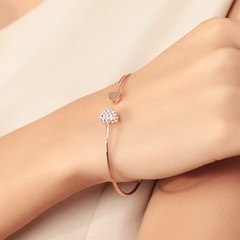 Bracelet manchette ouvert double cœur nœud, cristal