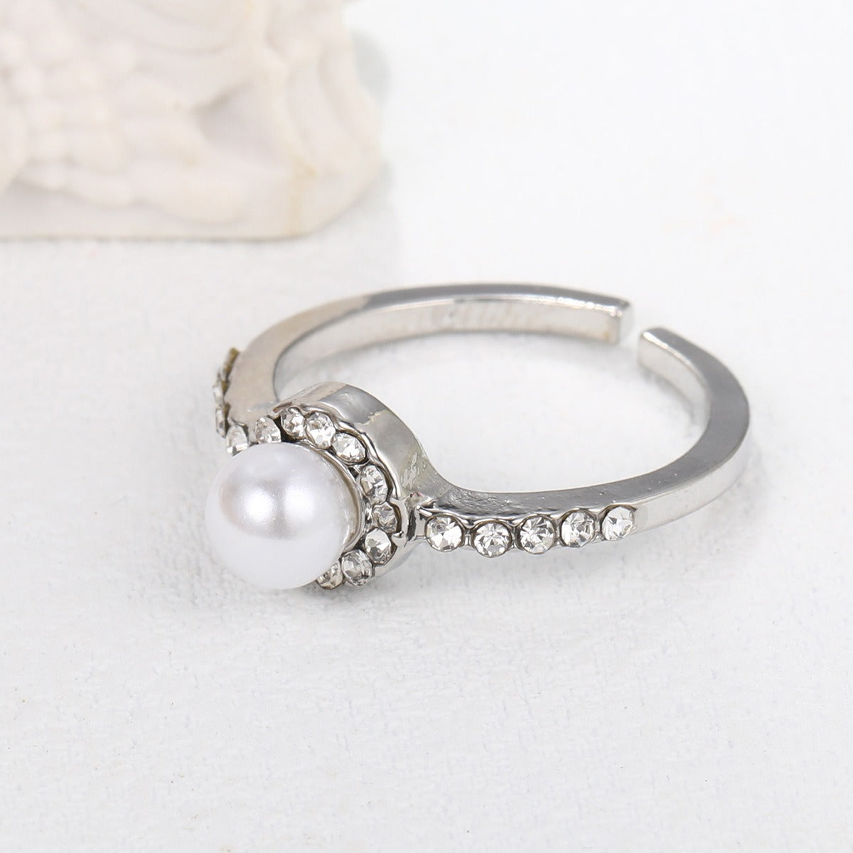 Bague ouverte perle et zircon, design épuré