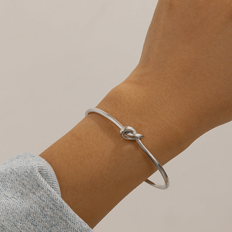 Bracelet ouvert double nœud ajouré, style commuter